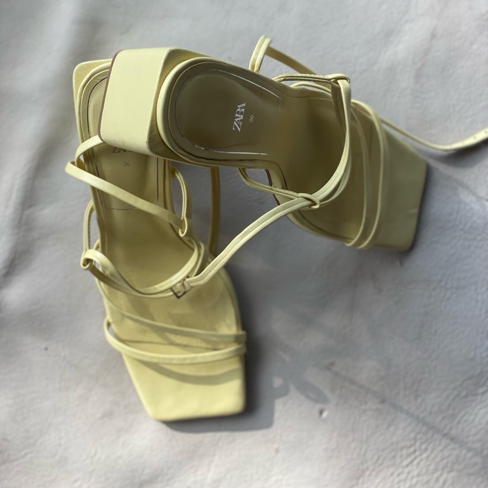 Zara 6.5 yellow scrappy thick heels